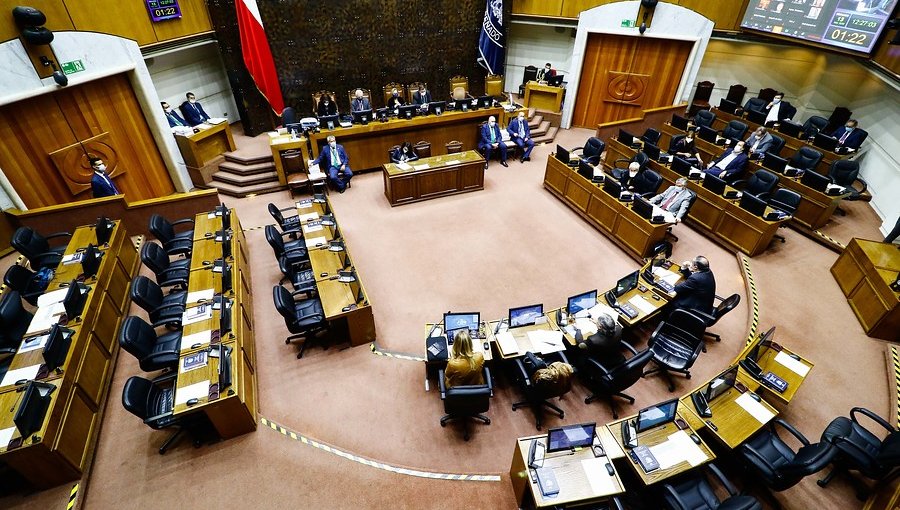 Abogados constitucionalistas aseguran que el límite a reelección rige para actuales parlamentarios