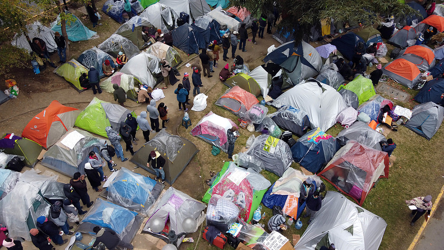 Municipio de Recoleta habilita tres albergues para recibir a bolivianos que acampan frente a consulado