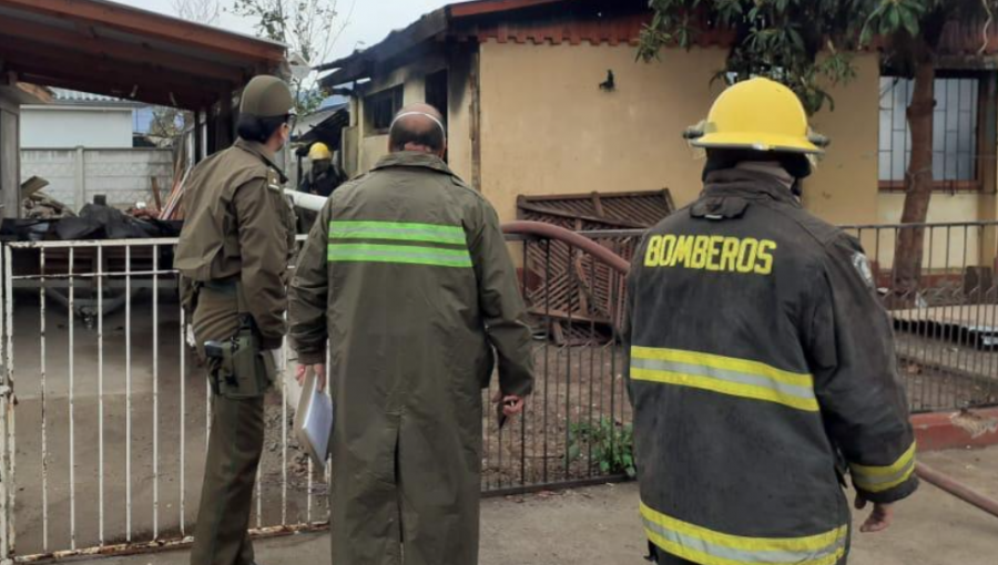Hombre debió ser rescatado por sus vecinos durante incendio estructural en Limache
