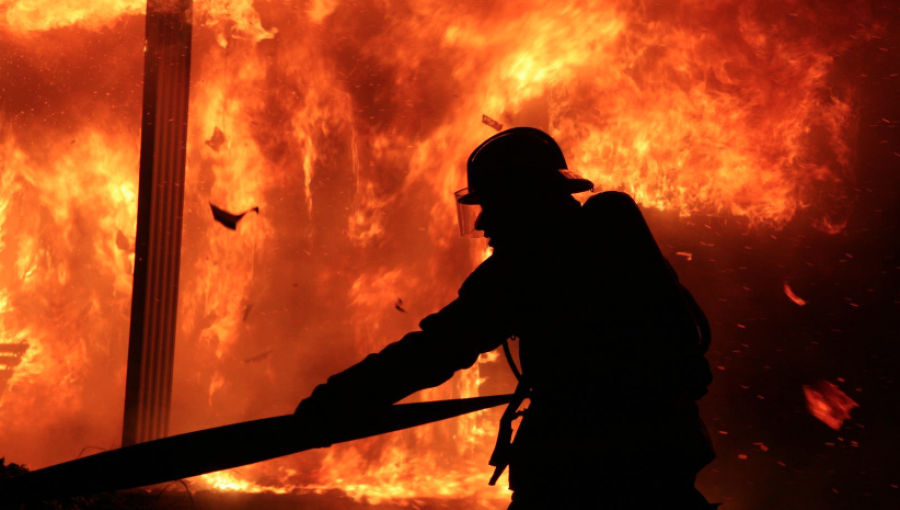 Incendio en bodega utilizada como taller mecánico destruye vehículos en Concón