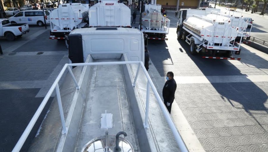 Alcaldes de Algarrobo, Nogales y Putaendo reciben camiones aljibe para ayudar a combatir la sequía