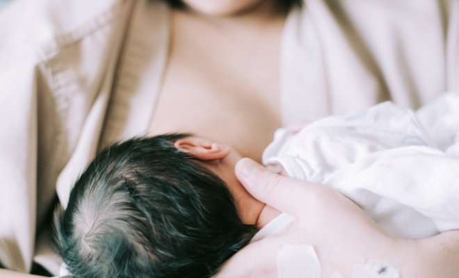 OMS recomienda a madres lactantes con Covid-19 que sigan amamantando a sus hijos