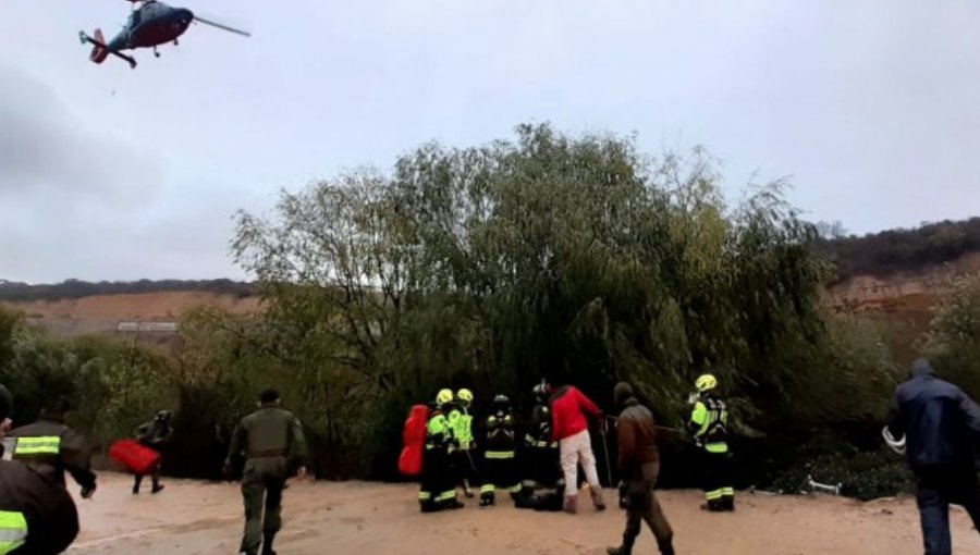 Con helicóptero naval logran rescatar a trabajador que fue arrastrado por caudal del estero en Quilpué