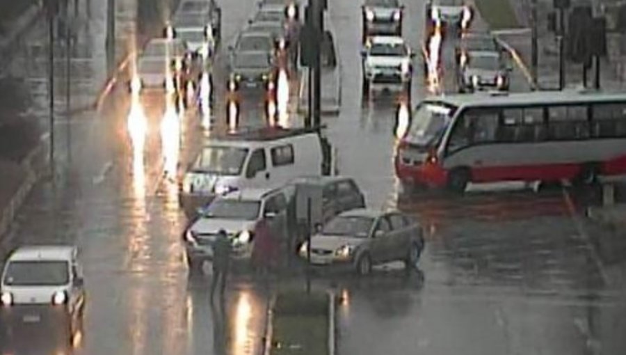 Diversos accidentes de tránsito se han registrado en lluviosa jornada de viernes en la región de Valparaíso