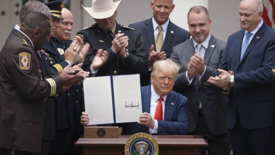 Donald Trump firma orden ejecutiva que permitirá reformar los protocolos de la actuación policial