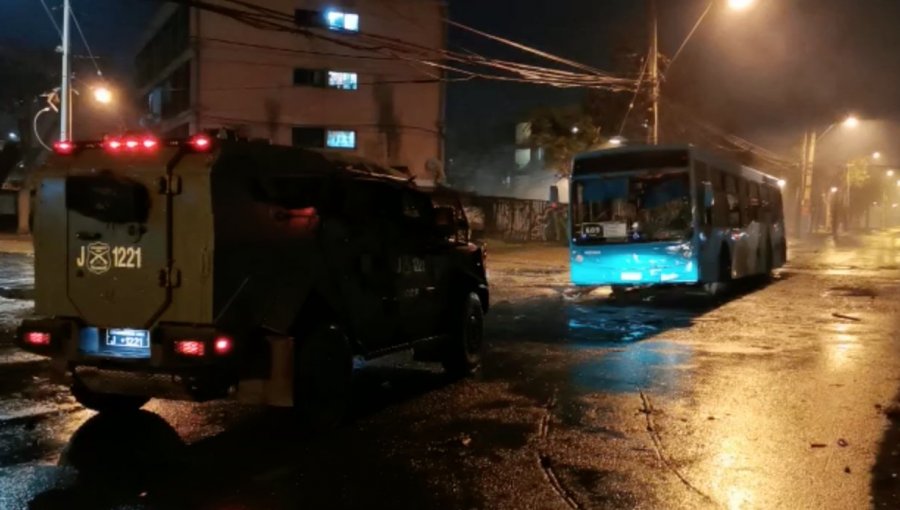 Secuestro de bus del Transantiago deriva en enfrentamientos y amago de incendio en Villa Francia