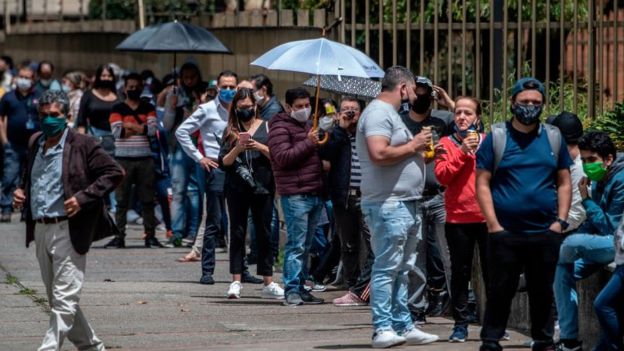 Día sin IVA en Colombia genera polémica por aglomeraciones tras récord de contagios de Covid-19