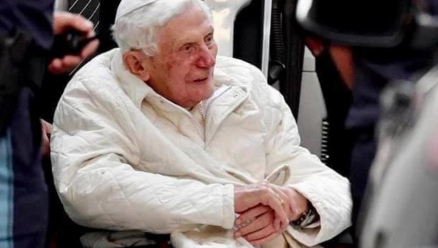 Benedicto XVI confiesa sentirse "muy agotado" en medio de viaje de emergencia a Alemania