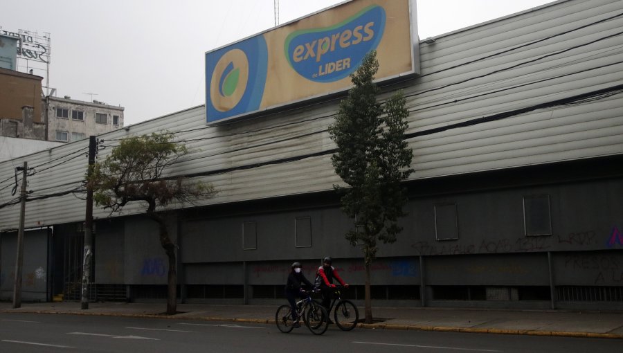 Fallece hombre de 65 años al interior de supermercado en Providencia