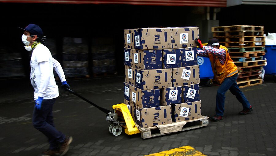 Gobierno asegura que cumplió la meta de entregar 1,5 millones de cajas de alimentos en la región Metropolitana