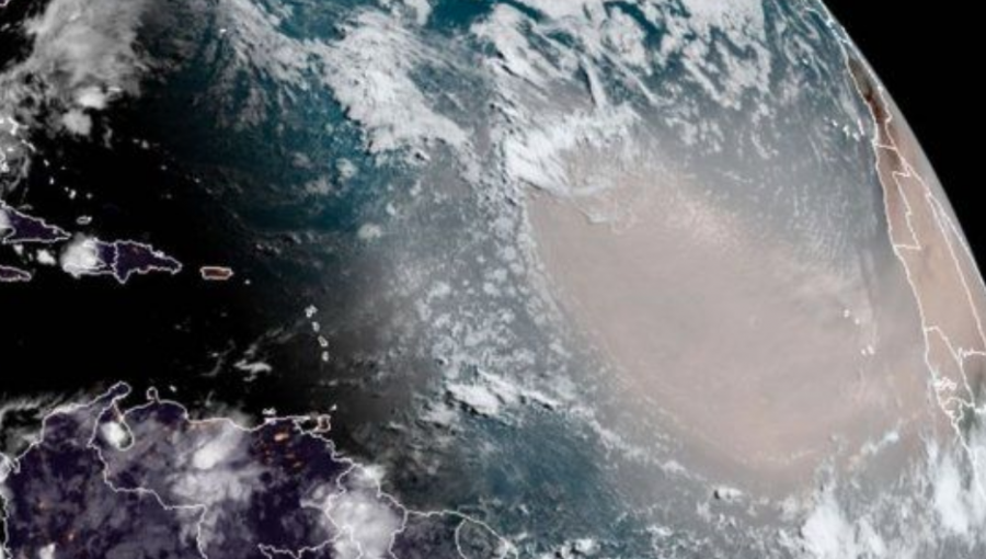 De África a Sudamérica y el Caribe: Qué es la dantesca nube oscura que viaja por el Atlántico
