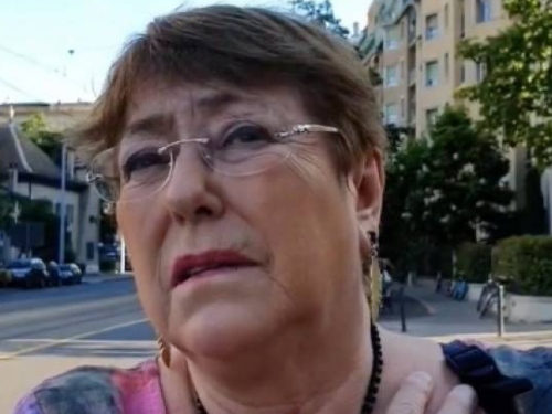 Graban y "funan" a Michelle Bachelet en plena calle en Suiza siendo encarada por mujer de origen mapuche