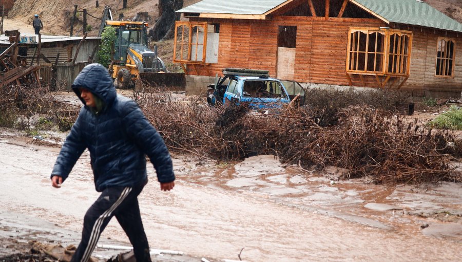 Emergencia total en Puchuncaví: Viviendas en Ventanas anegadas tras desborde de canal