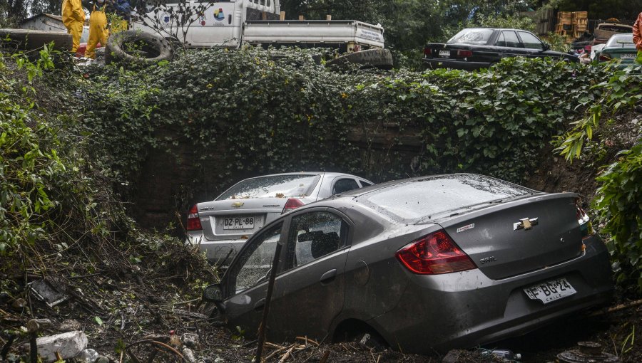 Valparaíso: Al menos 3 autos cayeron a un estero luego que cediera la ladera de un cerro