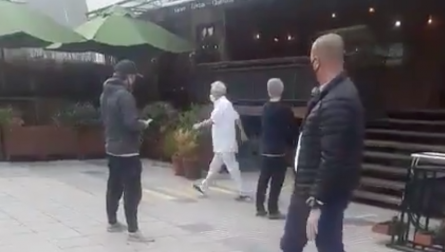 Viralizan video del presidente Piñera saliendo de tienda de vinos en Vitacura