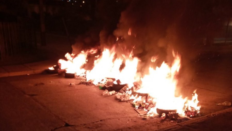 Vecinos de Viña del Mar encendieron barricadas en Glorias Navales: acusan tardanza en entrega de ayuda