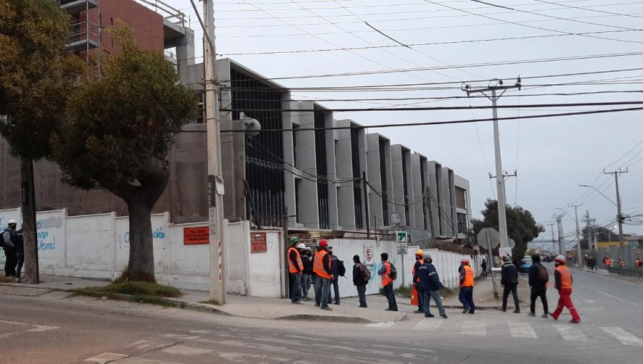 Por brote de Covid-19 en al menos 42 trabajadores, paralizan obras de construcción del nuevo hospital de San Antonio