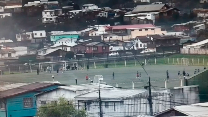 Diez personas fueron detenidas por jugar fútbol en el estadio Municipal de Hualpén