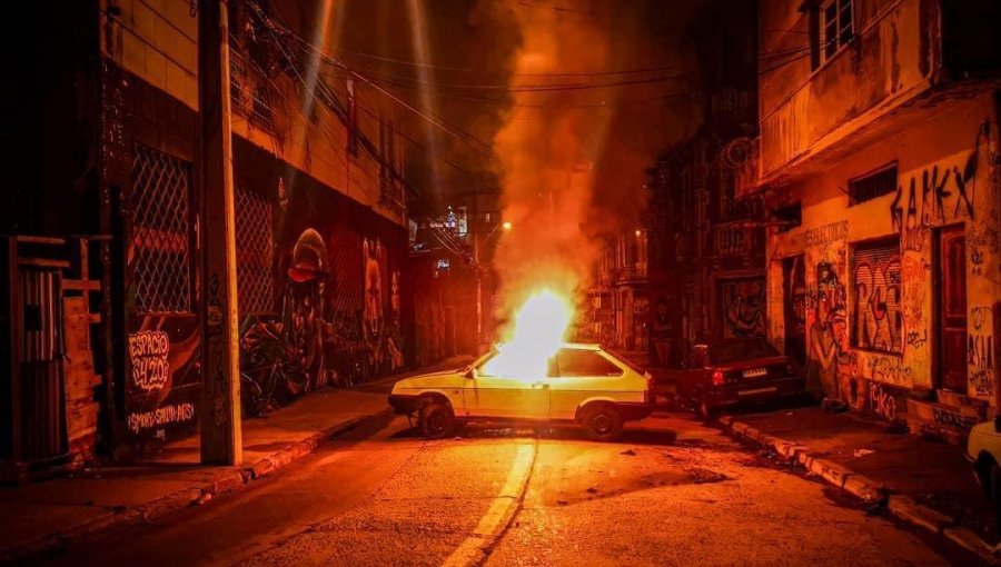 Nueva jornada de protestas en Valparaíso: desconocidos quemaron vehículo a metros de cuartel de la PDI