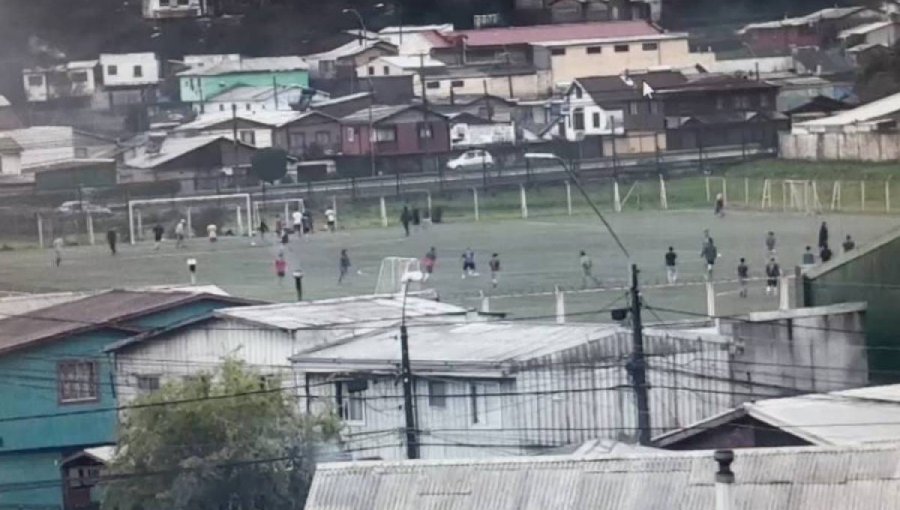 Sujetos que fueron sorprendidos jugando fútbol en estadio de Hualpén quedaron con prohibición de entrar al recinto