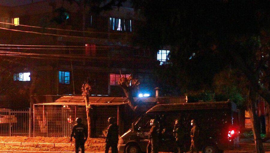 Por segunda noche consecutiva se registraron incidentes en Villa Francia: vecinos se enfrentan a Carabineros