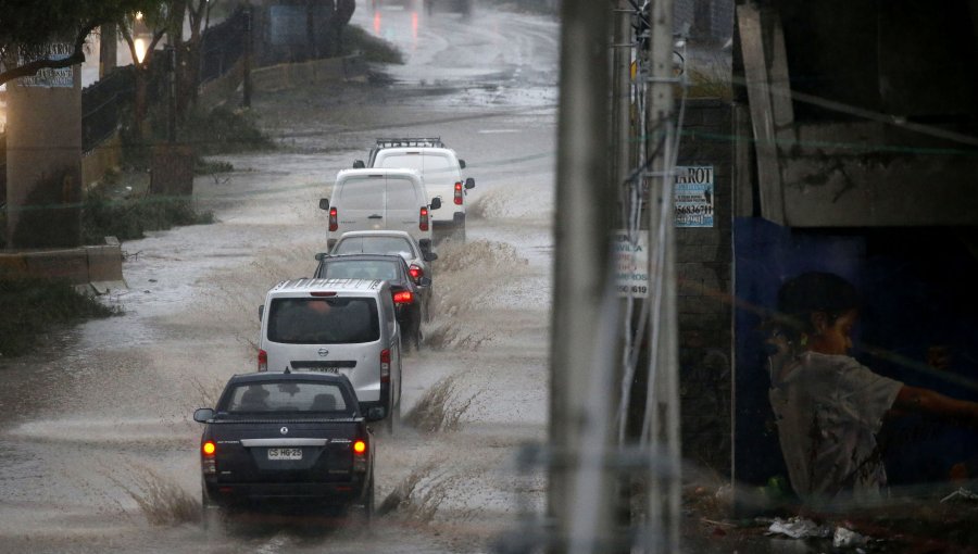 Lluvia en Región Metropolitana: Intendente dice "la capital está respondiendo bien, lloverá hasta las 6 de la tarde"