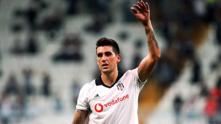 Enzo Roco vio desde el banco la dura derrota del Besiktas en la liga de Turquía