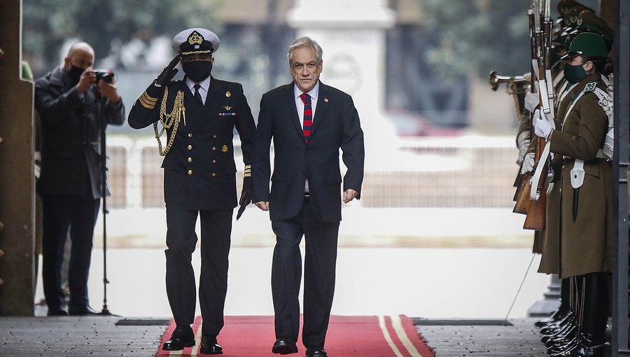 Así fueron los honores de la Guardia de Palacio al presidente Piñera en su llegada a La Moneda