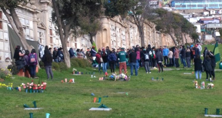 Hasta con fuegos artificiales: denuncian masivo funeral en cementerio N°3 de Playa Ancha