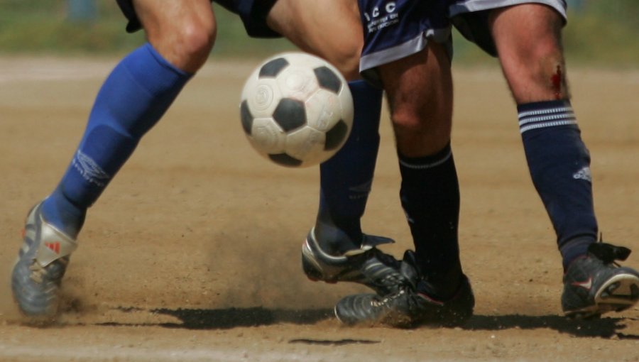 Carabineros sorprende a un veintenar de hombres jugando fútbol en Bulnes: detuvieron a siete