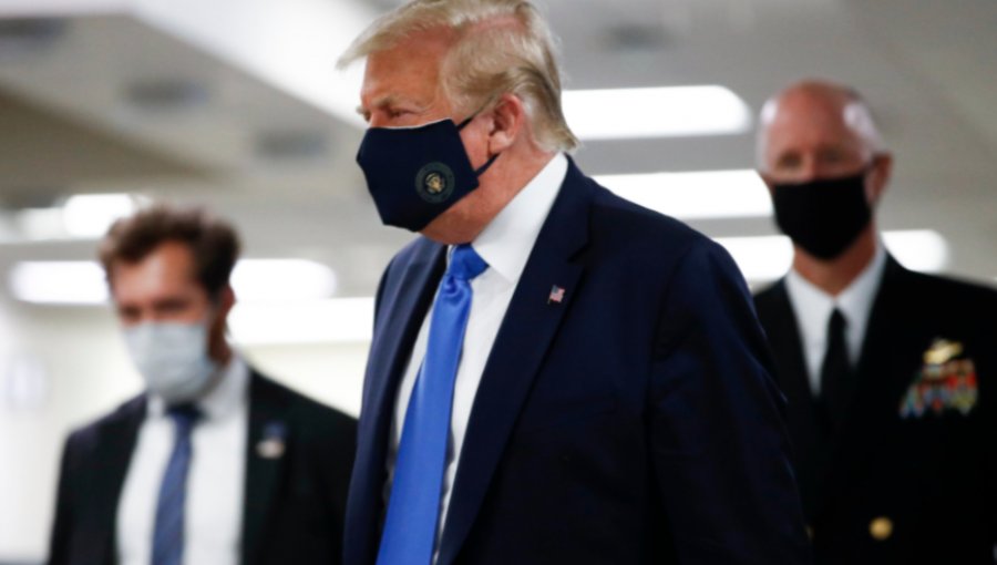 Donald Trump se mostró por primera vez usando mascarilla en público