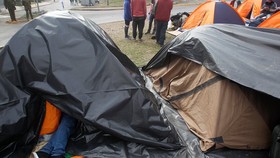 Nuevo grupo de ciudadanos bolivianos acampa en las afueras del consulado en Providencia