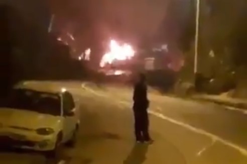 Manifestantes se enfrentaron con Carabineros e incendiaron un auto en la Av. Francia de Valparaíso
