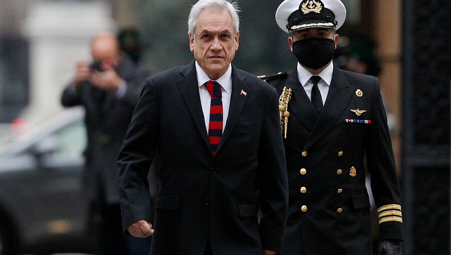 Aprobación al presidente Piñera cae a un 17%: ha bajado 10 puntos en dos semanas, según Cadem