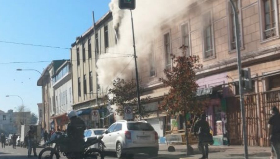 Explosión de gas habría provocado incendio que afecta a varios locales comerciales de Valparaíso