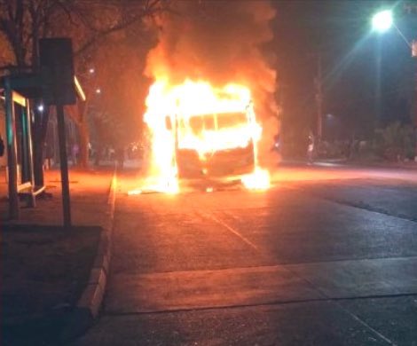 Ataques a comisarías y un bus quemado tras cacerolazos en la región Metropolitana