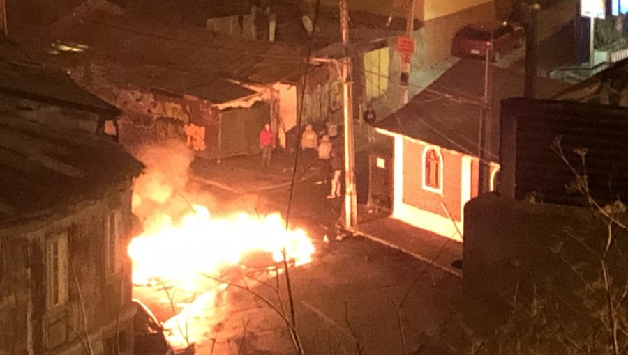 Cacerolazos derivaron en barricadas e incidentes en diversos cerros de Valparaíso