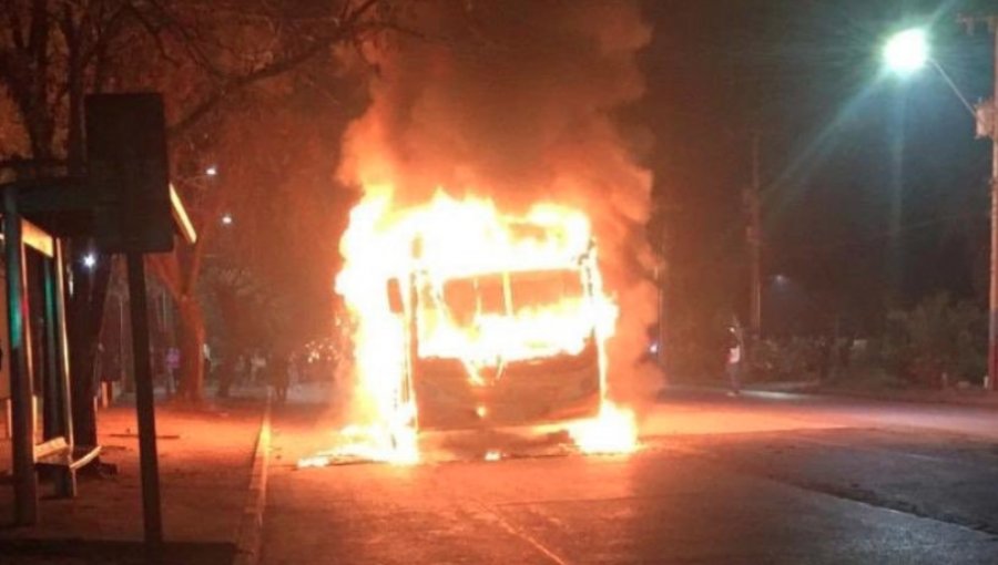 Barricadas, saqueos y un bus y automotora quemada: así fue la noche de incidentes en la región Metropolitana