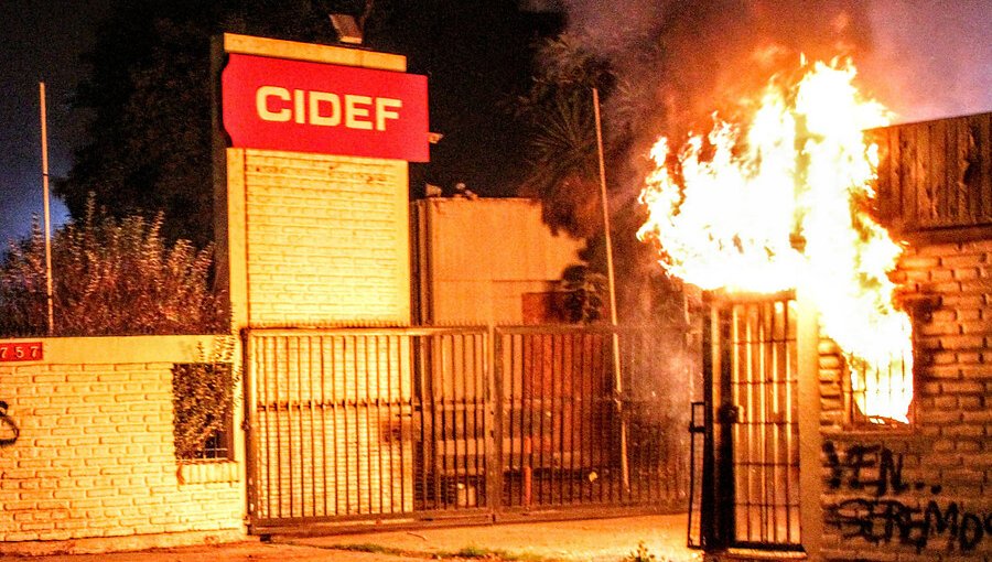Antisociales provocaron incendio que destruyó 16 vehículos en automotora de Estación Central