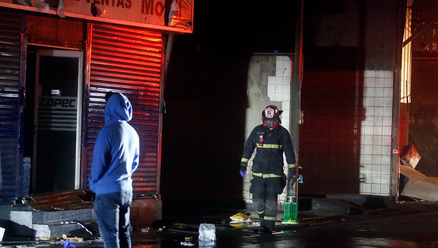 Barricadas y enfrentamientos derivan en incendio y saqueo a bodegas de servicentro en Villa Francia