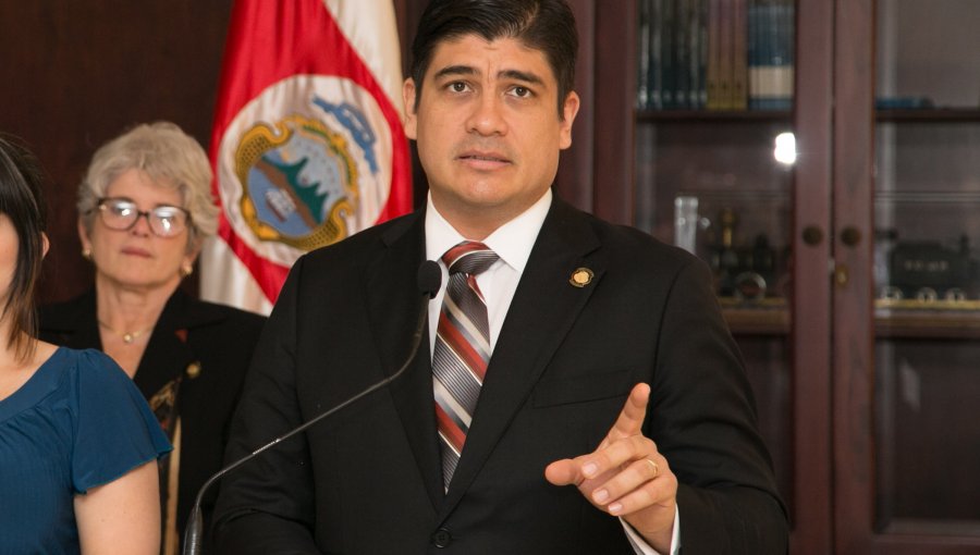 Presidente de Costa Rica disminuye su sueldo 15% para apoyar misma baja en empleados públicos