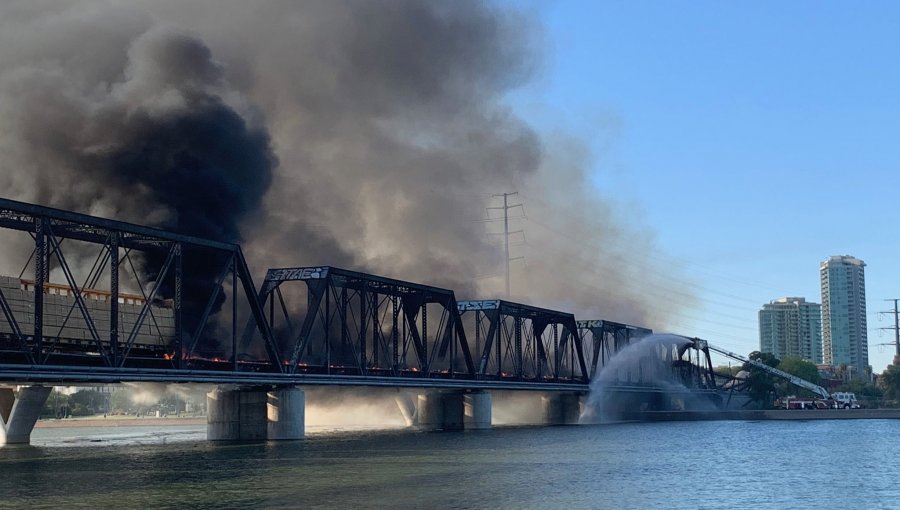 Tren descarrila y provoca incendio y colapso de un puente en Estados Unidos
