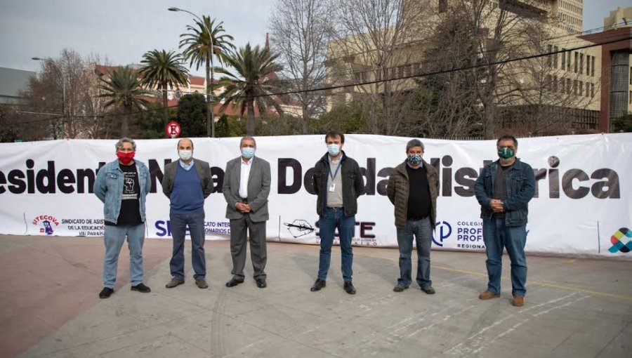 Municipio y gremios de la educación de Valparaíso desplegaron lienzo frente al Congreso exigiendo al Gobierno evitar nueva deuda histórica