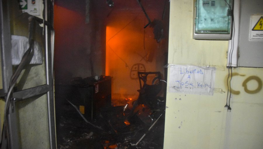 Violenta noche en La Araucanía dejó dos municipalidades incendiadas