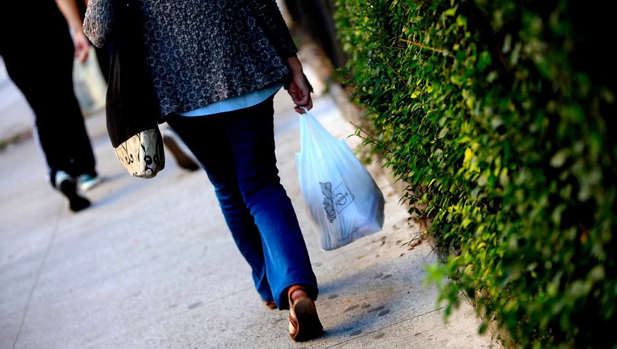 Excepto ferias libres, pequeño comercio dejará de entregar bolsas plásticas a sus clientes