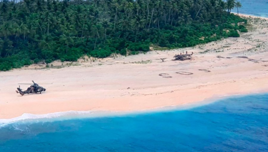 Rescatan a tres marineros varados en isla desierta del Pacífico tras escribir SOS en la arena