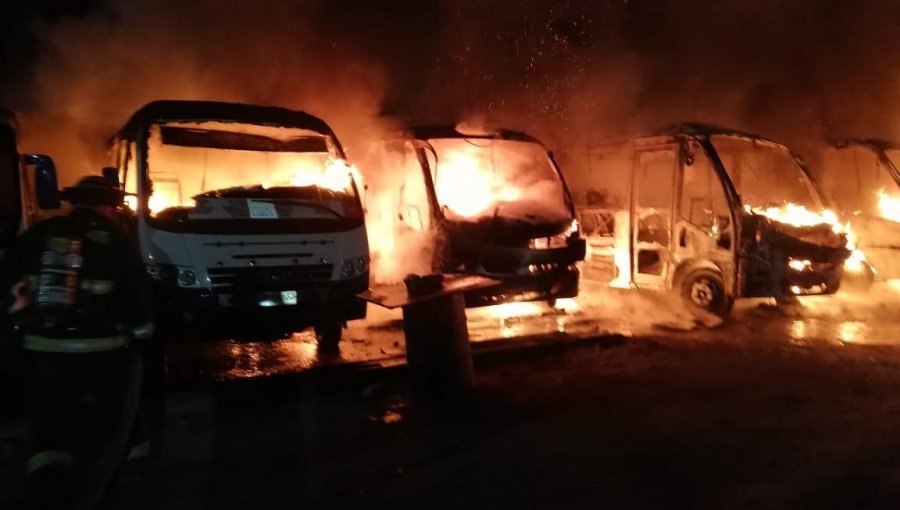 Investigan incendio que afectó a nueve microbuses y dejó pérdidas millonarias en Antofagasta