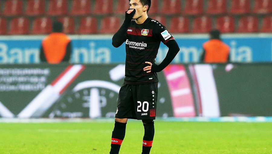 No habrá duelo de chilenos: DT de Leverkusen confirmó que Aránguiz fue suspendido
