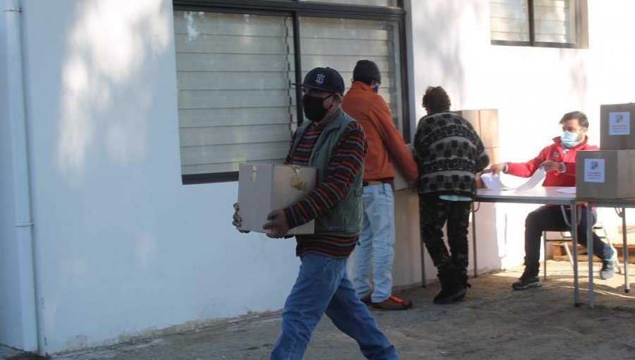 Municipalidad de La Calera entregó más de 320 cajas de alimentos a feriantes que no han podido trabajar