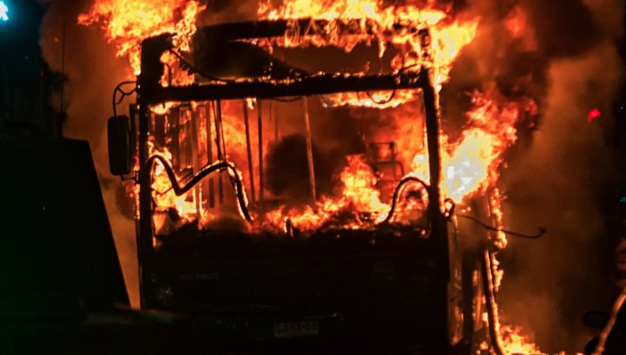 Manifestaciones por el asesinato de Ámbar derivan en incidentes en Recoleta: un bus quemado y ataque a carabineros